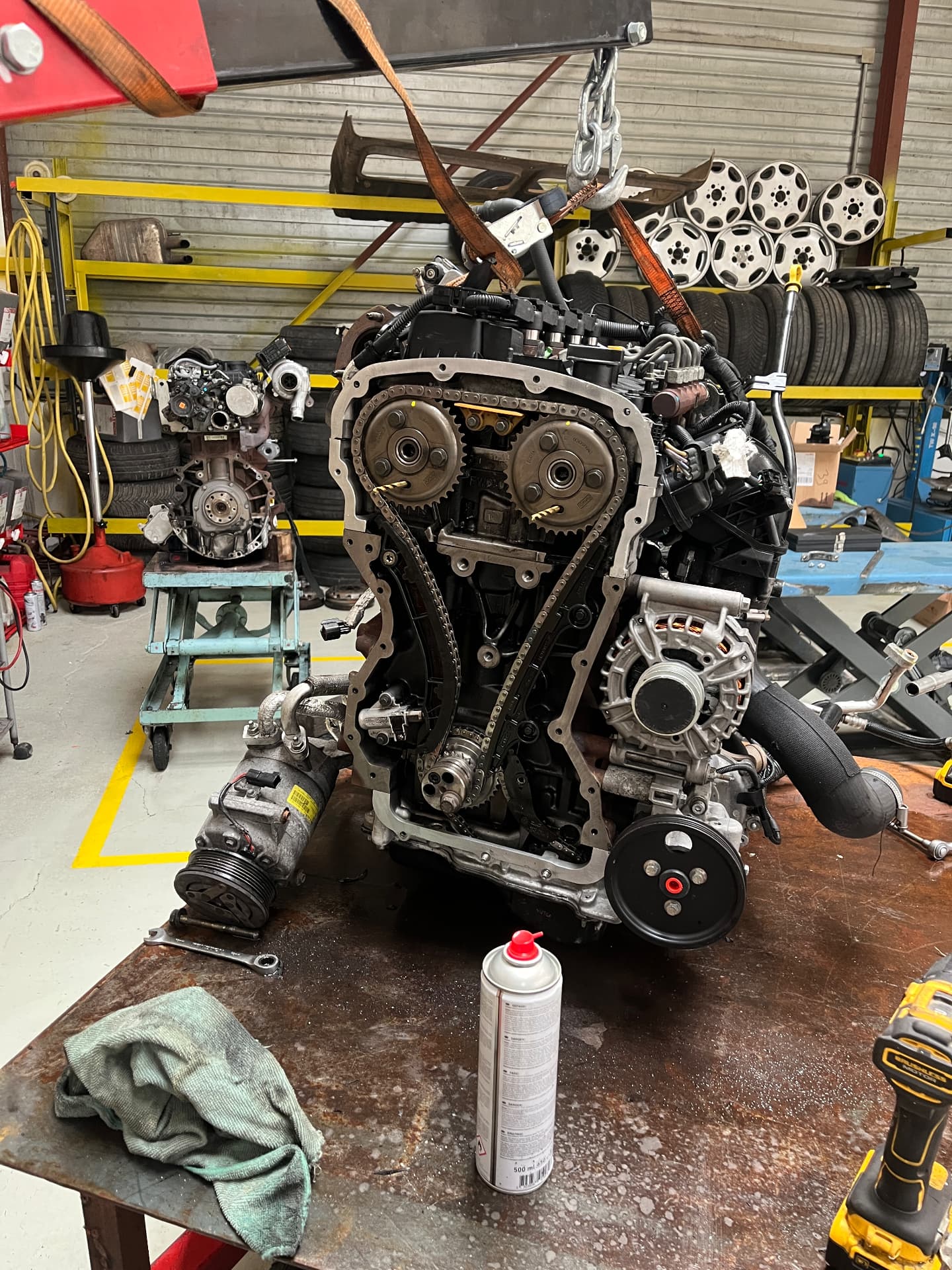 Atelier du Garage Auto d'Or à Fleurieu-sur-Saône — moteur en cours de réparation mécanique