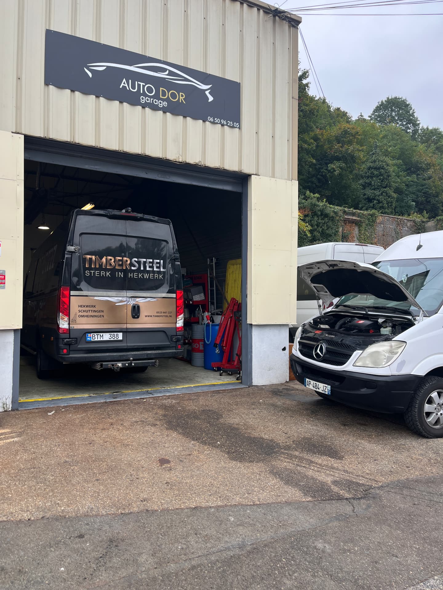 Atelier du Garage Auto d'Or à Fleurieu-sur-Saône — Façade et enseigne Auto d'Or garage