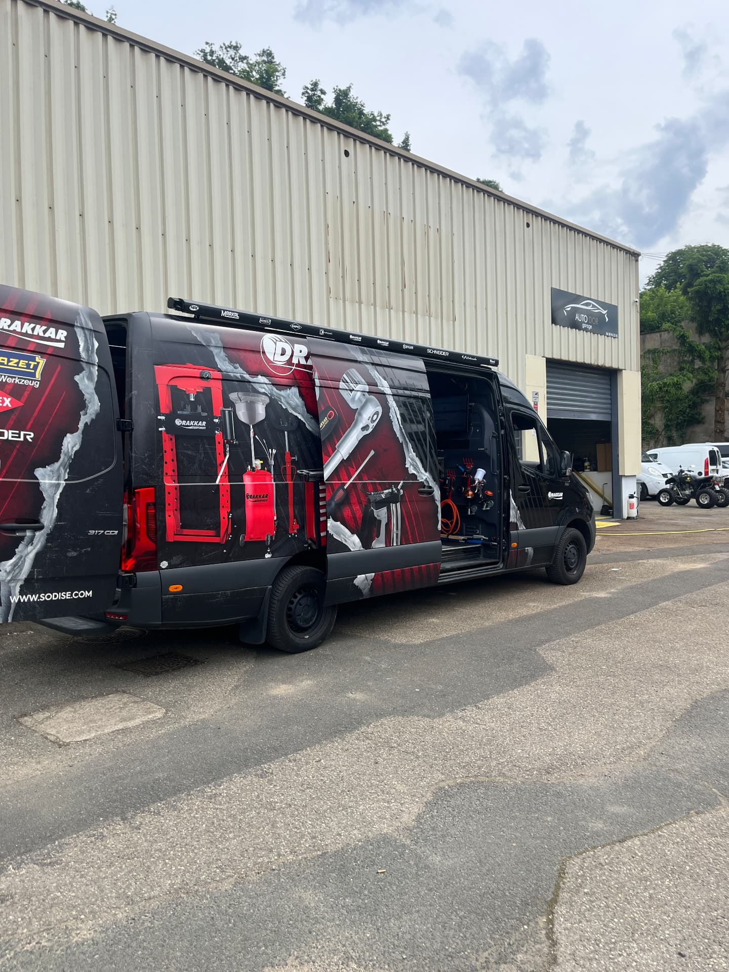 Atelier du Garage Auto d'Or à Fleurieu-sur-Saône — Camion atelier outillage devant le garage