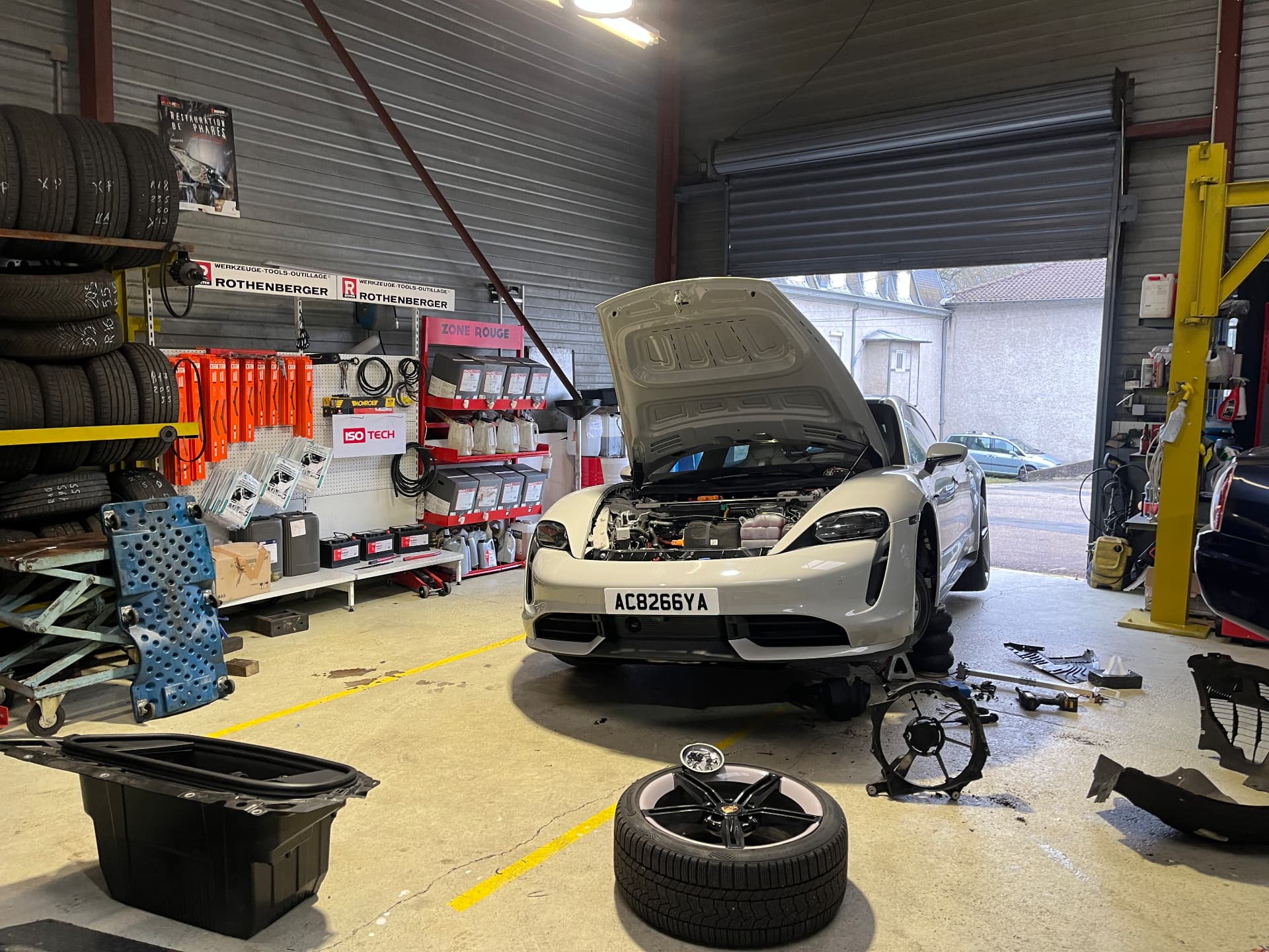 Atelier du Garage Auto d'Or à Fleurieu-sur-Saône — Porsche Taycan en atelier pour entretien