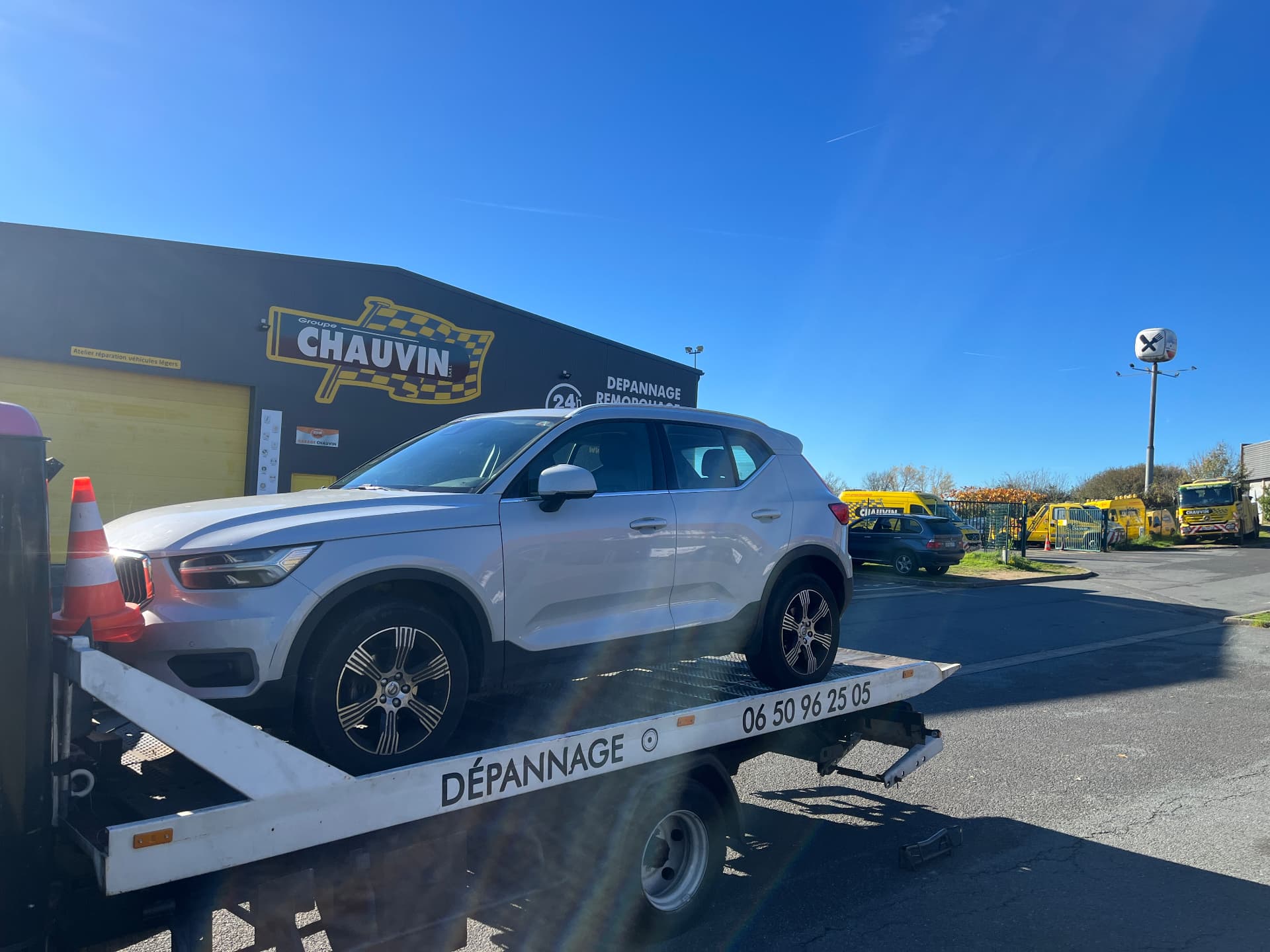 Atelier du Garage Auto d'Or à Fleurieu-sur-Saône — Volvo XC40 sur plateau de dépannage