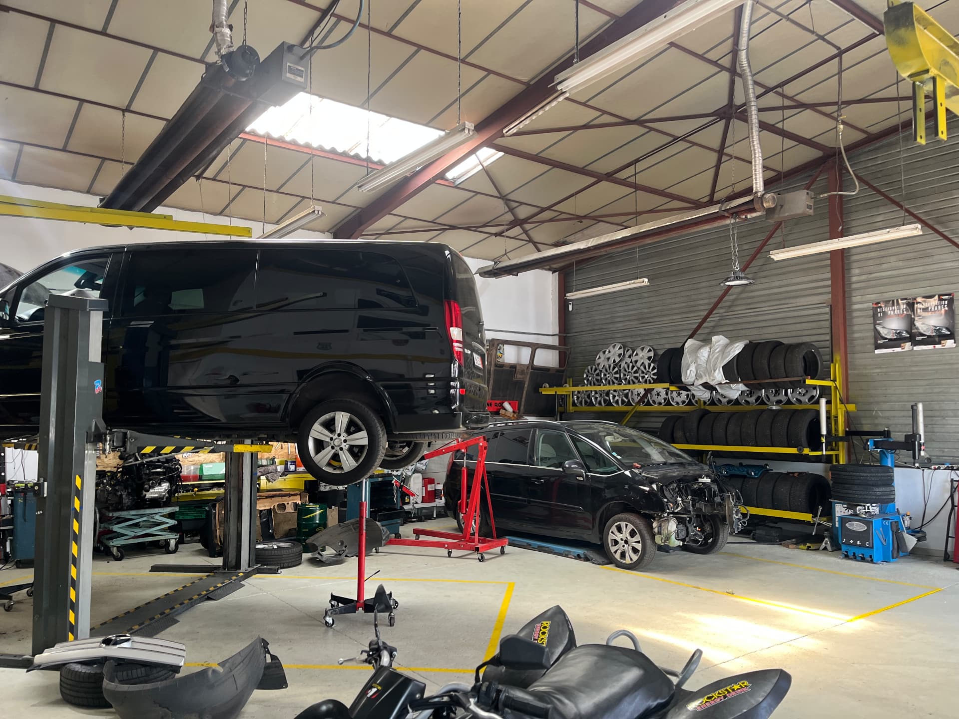 Atelier du Garage Auto d'Or à Fleurieu-sur-Saône — Atelier avec véhicules sur pont élévateur