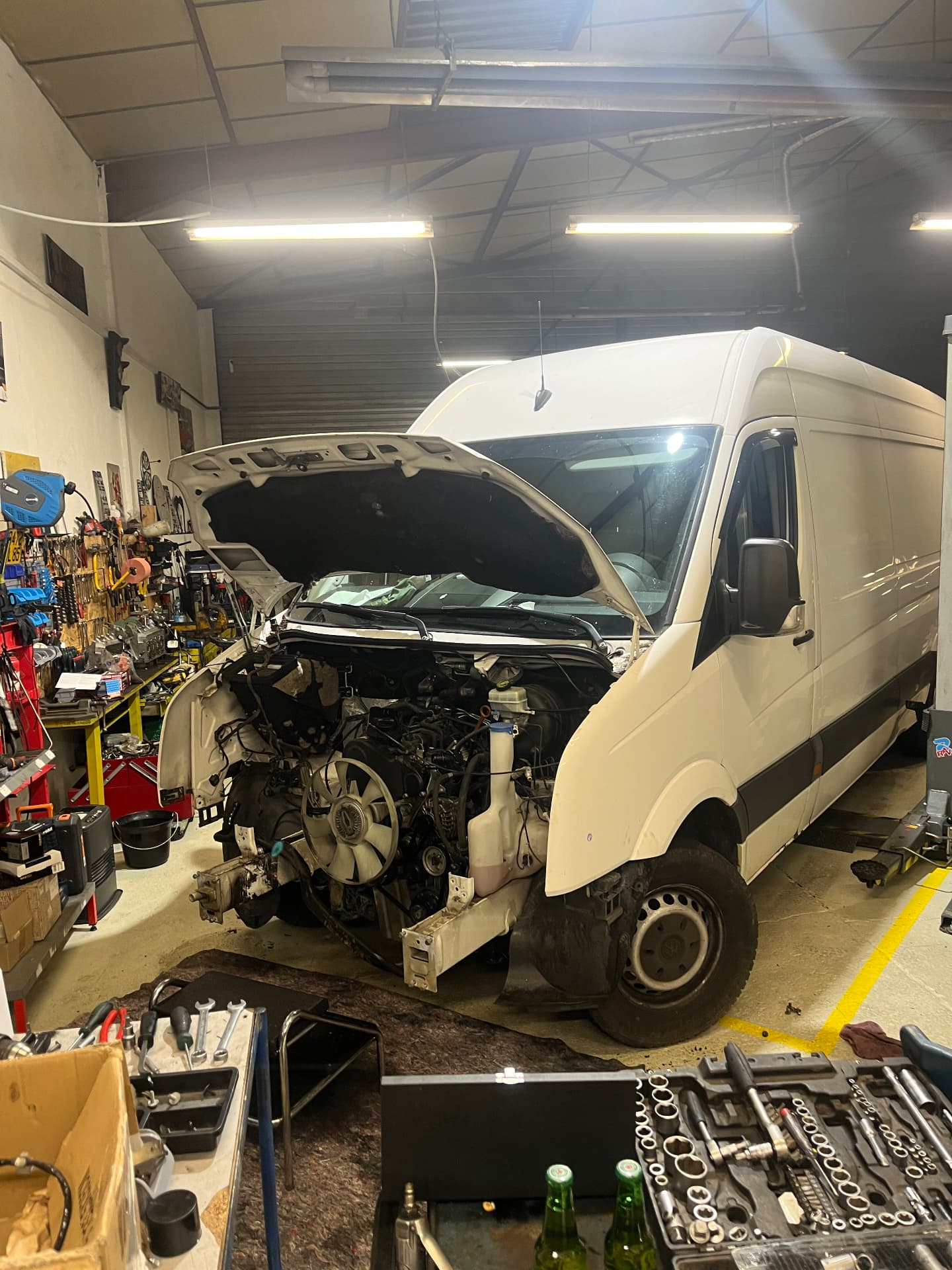 Atelier du Garage Auto d'Or à Fleurieu-sur-Saône — Utilitaire Volkswagen Crafter en réparation