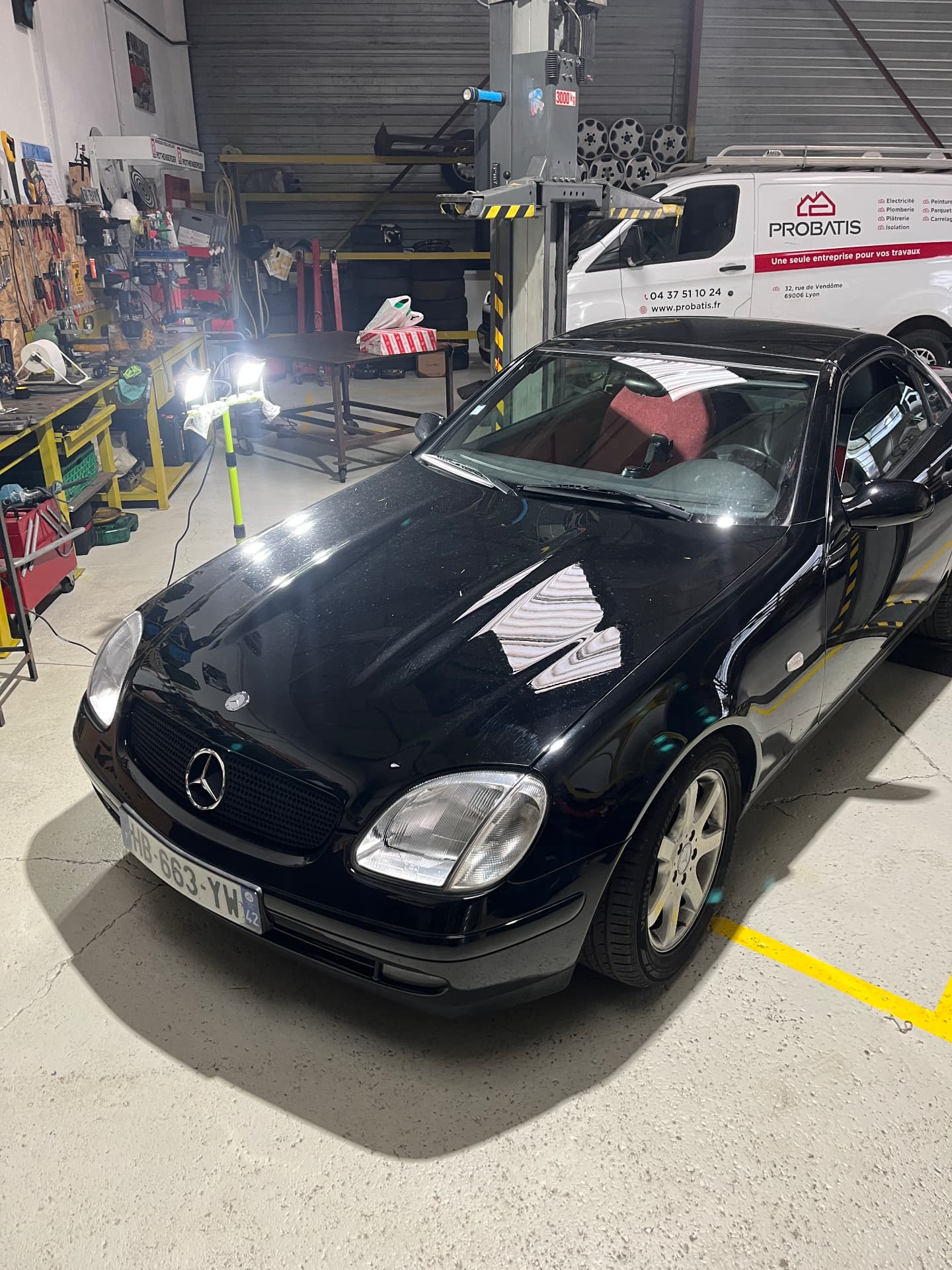 Atelier du Garage Auto d'Or à Fleurieu-sur-Saône — Mercedes SLK noire dans l'atelier