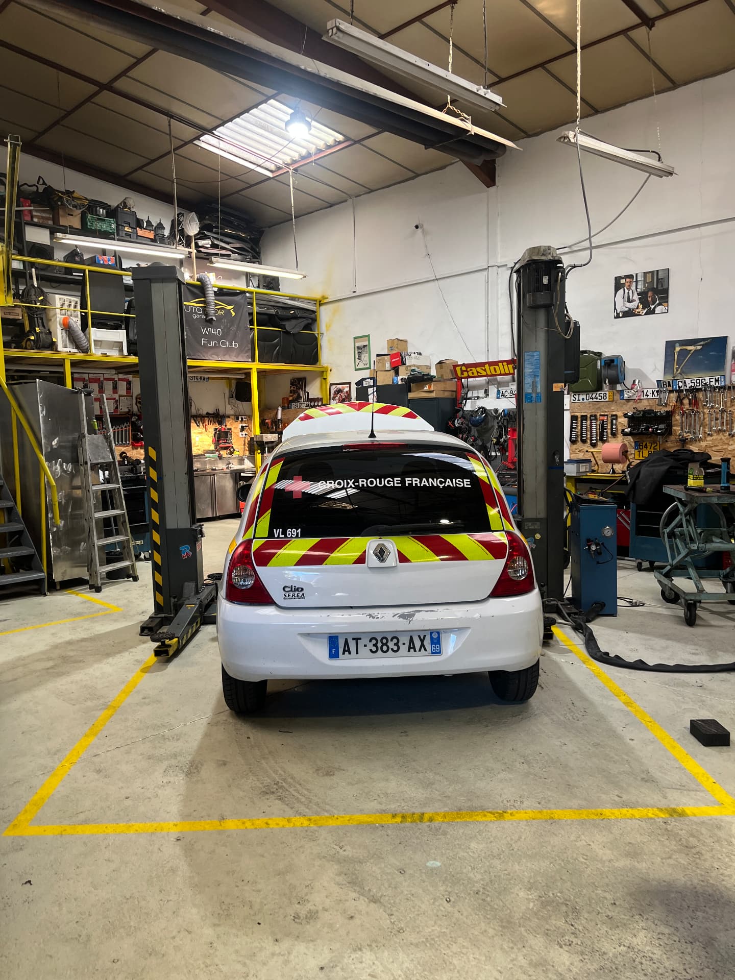 Atelier du Garage Auto d'Or à Fleurieu-sur-Saône — Renault Clio Croix-Rouge en entretien