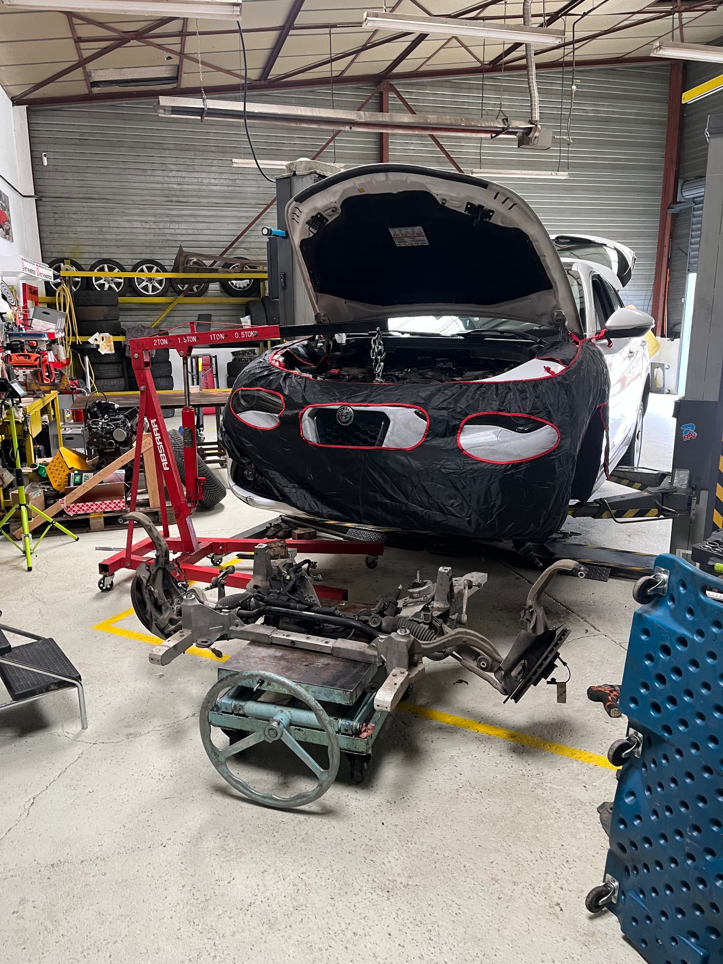 Atelier du Garage Auto d'Or à Fleurieu-sur-Saône — Alfa Romeo en réparation, train avant déposé